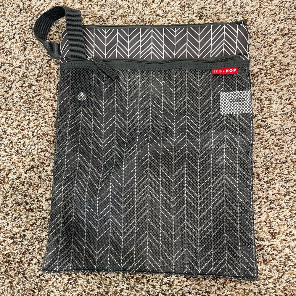 [Skip Hop] Grab and Go Wet To Dry Bag - Chevron Pattern